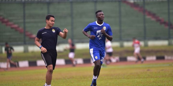 Pemain baru Persib Bandung, Ezechiel NDouassel, saat menjalani latihan perdananya bersama Persib di Stadion Siliwangi, Selasa (8/8/2017).