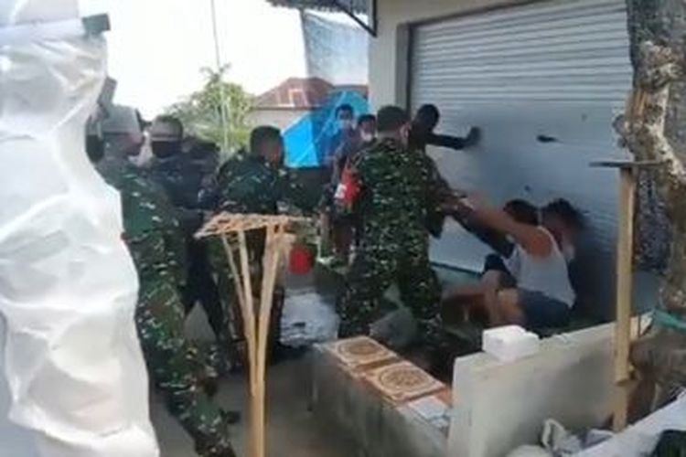 Sejumlah TNI terlihat sedang melakukan pemukulan terhadap warga di Desa Sidetapa, Kecamatan Banjar, Kabupaten Buleleng, Bali.