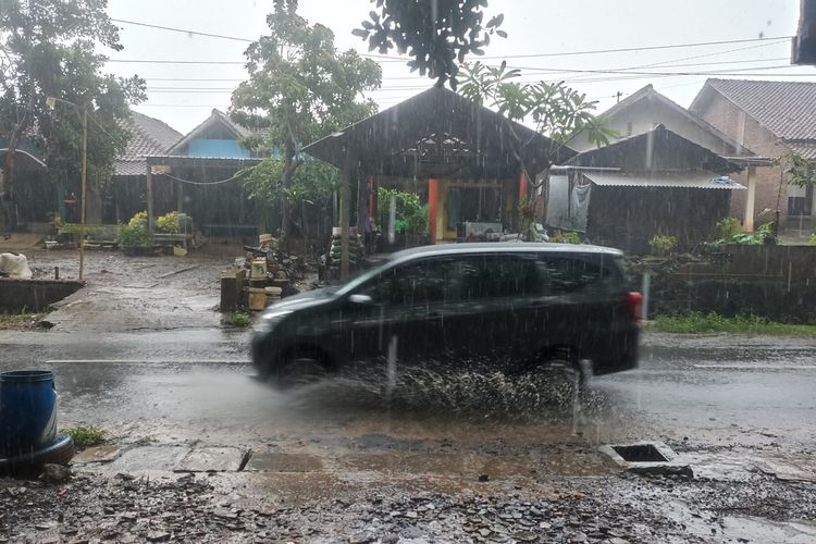 Hujan di Kecamatan Ngaliyan, Kota Semarang, Jawa Tengah. 