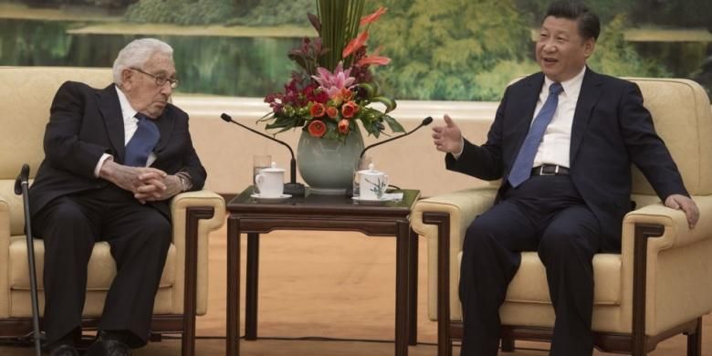 Henry Kissinger (kiri) dan Xi Jinping.