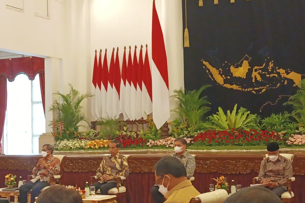 Presiden Joko Widodo saat memimpin sidang kabinet paripurna yang membahas APBN di Istana Negara, Senin (16/1/2023).