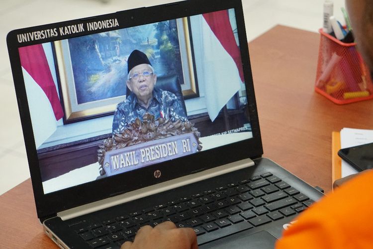 Wakil Presiden Republik Indonesia Maruf Amin memberikan kata sambutan secara virtual daldam acara pengenalan kampus untuk mahasiswa baru Universitas Katolik Indonesia (Unika) Atma Jaya pada Senin (31/8/2020).