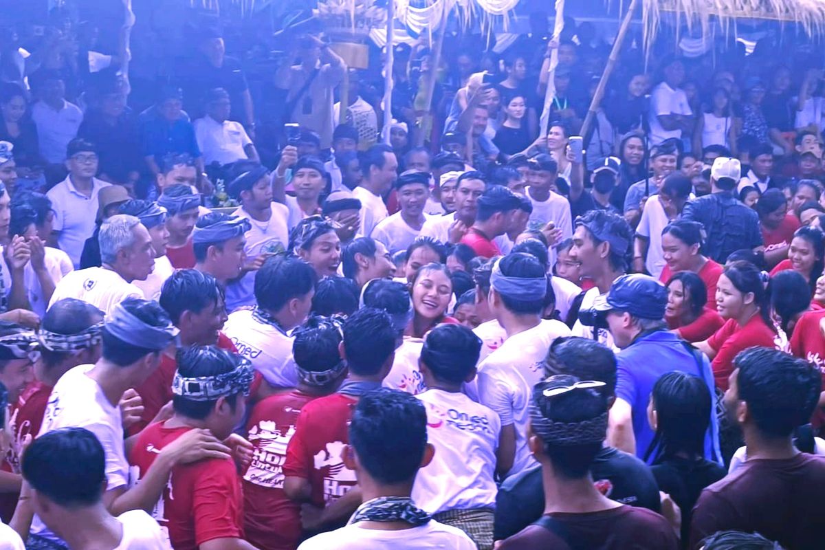 Tradisi Omed-omedan di Banjar Kaja, Desa Sesetan, Kota Denpasar, Provinsi Bali, yang digelar, pada Rabu (11/3/2024), atau hari pertama setelah perayaan Hari Raya Nyepi Caka 1946 yang jatuh pada Selasa (11/3/2024). Kompas.com/ Yohanes Valdi Seriang Ginta