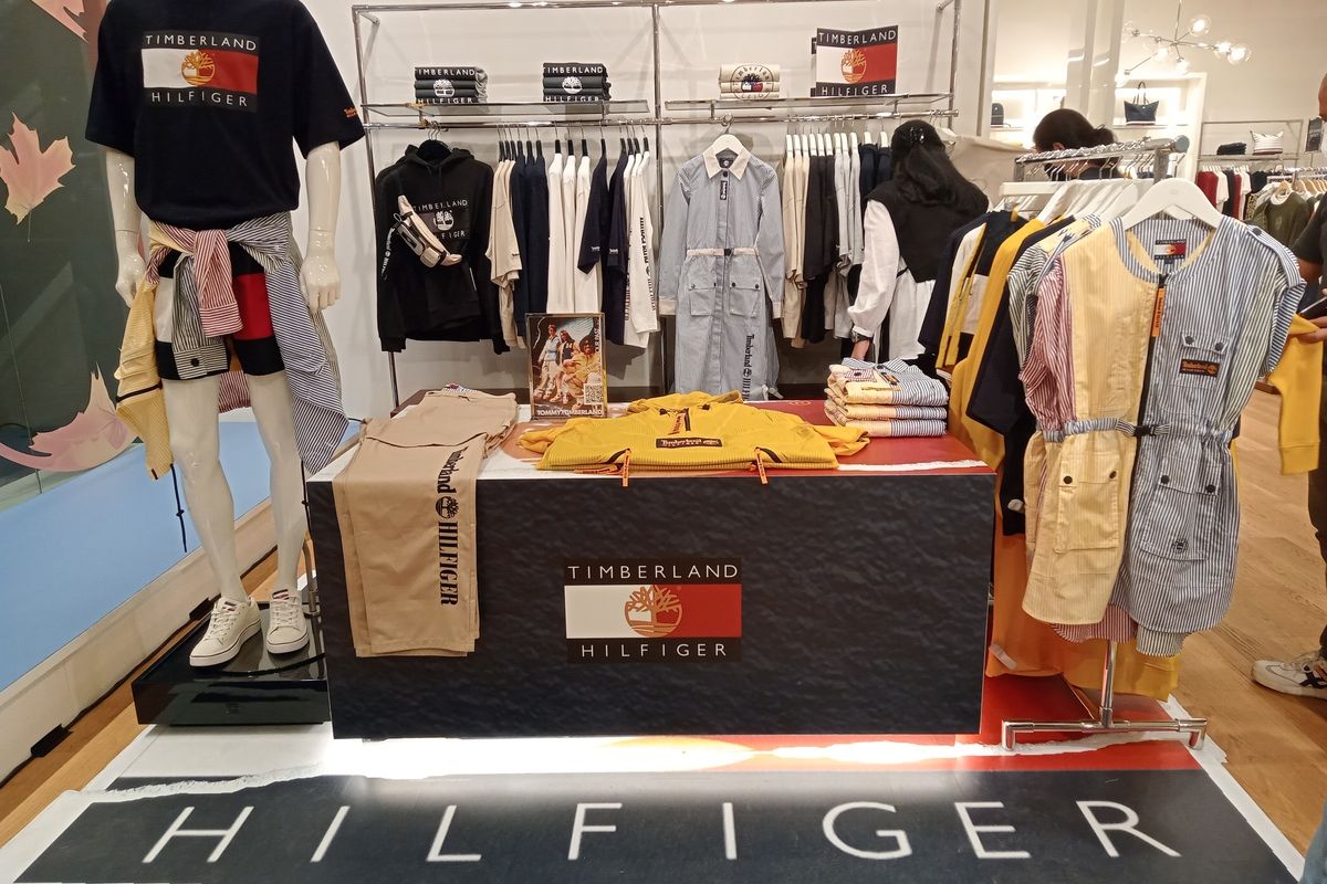 Koleksi streetwear dari kolaborasi Tommy x Timberland dengan nuansa tahun 90'an di butik terbaru Tommy Hilfiger di Central Park, Jakarta Barat.