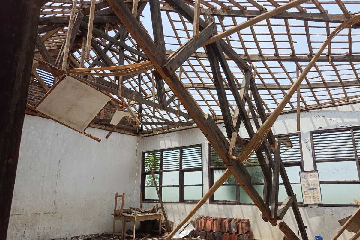Gedung SDN Muarabaru 1, Kabupaten Karawang, Jawa Barat roboh diterjang hujan lebat pada Sabtu (22/10/2022) malam.