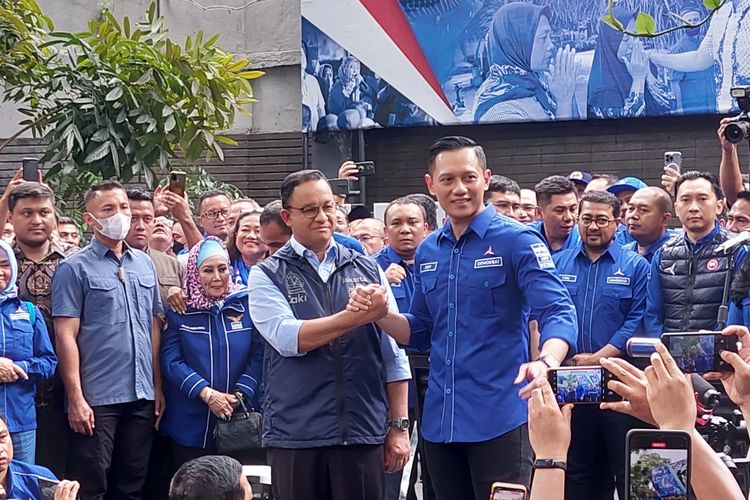 Gubernur DKI Jakarta Anies Baswedan saat bersama dengan Ketua Umum Partai Demokrat Agus Harimurti Yudhoyono (AHY) pada Jumat (7/10/2022) siang. Pertemuan itu digelar di Kantor Dewan Pimpinan Pusat (DPP) Demokrat, Menteng, Jakarta Pusat.