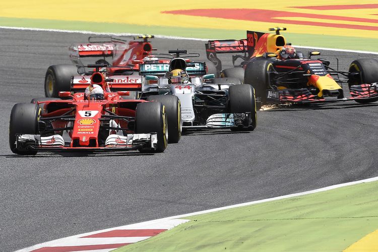 Pebalap Ferrari asal Jerman, Sebastian Vettel (depan), memimpin balapan GP Spanyol di Circuit de Barcelona-Catalunya, Minggu (14/5/2017).