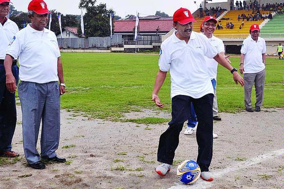 Menteri Pemuda dan Olahraga Andi A Mallarangeng menendang bola disaksikan Ketua Umum PSSI Djohar Arifin Husin (kedua kiri) dan CEO Kompas Gramedia Agung Adiprasetyo (kedua kanan) pada pembukaan Liga Kompas Gramedia U-14 musim 2012 di Stadion Ciracas, Jakarta, Minggu (8/1). Liga ini akan diikuti 16 sekolah sepak bola di Jakarta dan sekitarnya.