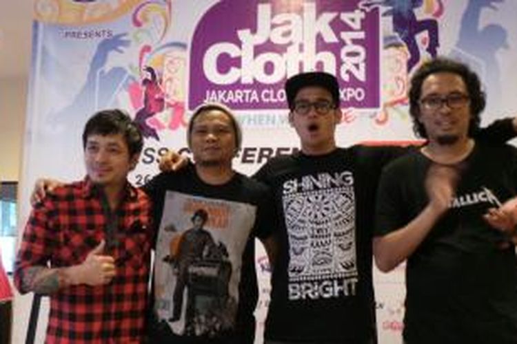 Para artis Indonesia dan panitia penyelenggara JakCloth Year End Sale 2014 foto bersama usai jumpa pers di Laguna Resto, Senayan, Jakarta, Rabu (26/11/2014).