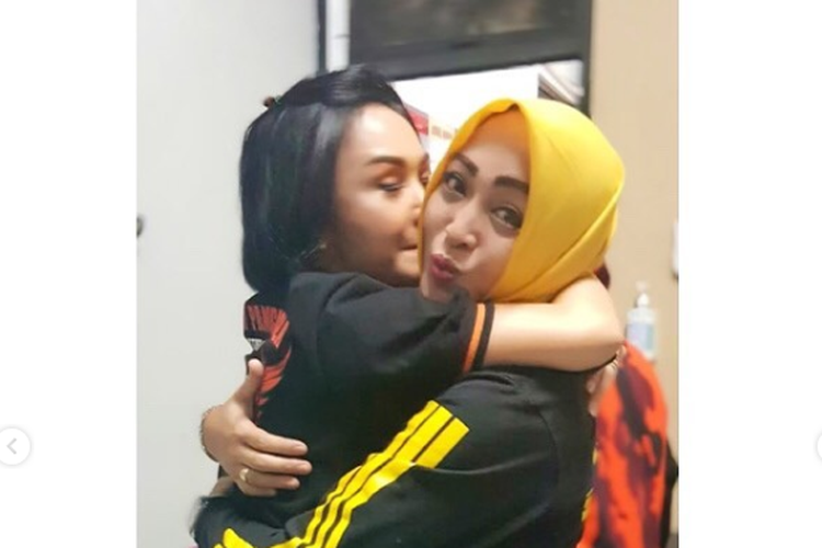 Yuni Shara dan Angelina Sondakh bertemu di Rutan Pondok Bambu, Jakarta Timur, Kamis (31/10/2019).