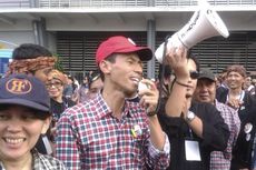 Relawan dari Bandung Bawa Jokowi KW2 Ke Konser Salam Dua Jari
