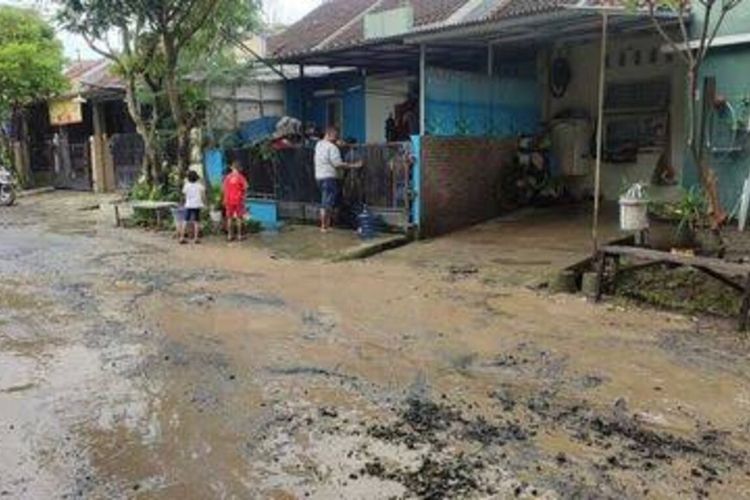 Bekas banjir di Perumahan Dinar Indah, Kelurahan Meteseh, Kecamatan Tembalang, Kota Semarang, Jawa Tengah.