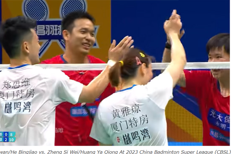 Hendra Setiawan (2 dari kiri) berpasangan dengan pemain kidal asal China yang merupakan spesialis tunggal putri, He Bingjiao (kanan), ketka melawan ganda campuran nomor satu dunia, Zheng Siwei/Huang Yaqiong, dalam ajang China Badminton Super League 2023.