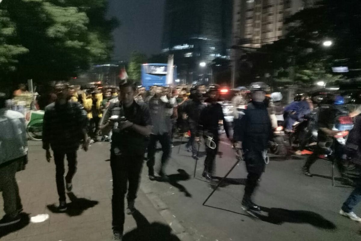 Sebagian mahasiswa mendapatkan pengawalan petugas kepolisian dan TNI saat membubarkan diri usai menggelar aksi unjuk rasa di gedung DPR Selasa, (1/10/2019).