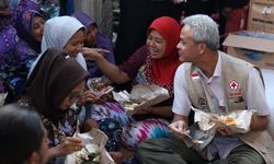 Romantisnya Ganjar dan Ibu-ibu Pengungsi Banjir Pekalongan