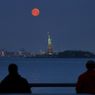 Warga New York Abadikan Super Blood Moon Bersinar di Atas Liberty hingga WTC