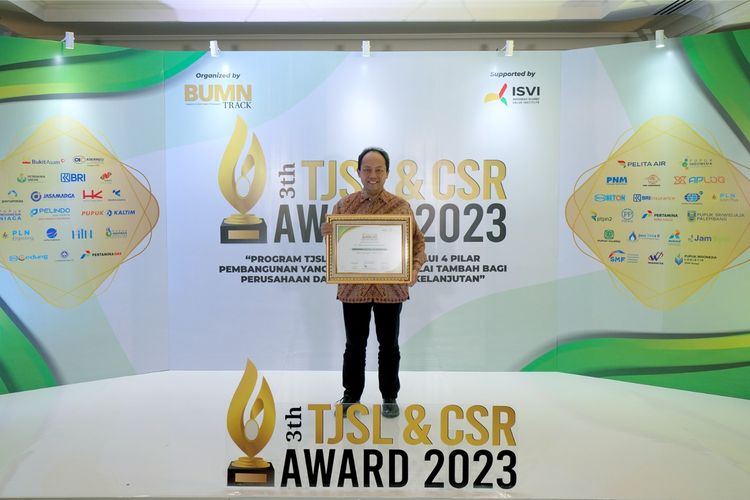 Penghargaan TJSL & CSR Award 2023 diberikan kepada BRI Insurance atas inisiatif penerapan green operation.