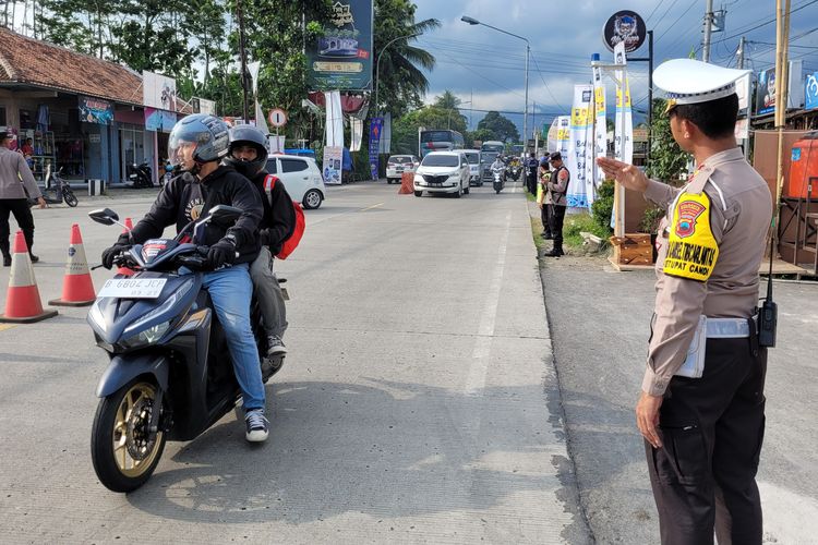 Arus lalu lintas di simpang jalan lingkar Ajibarang, Kabupaten Banyumas, Jawa Tengah, Rabu (19/4/2023) sore.