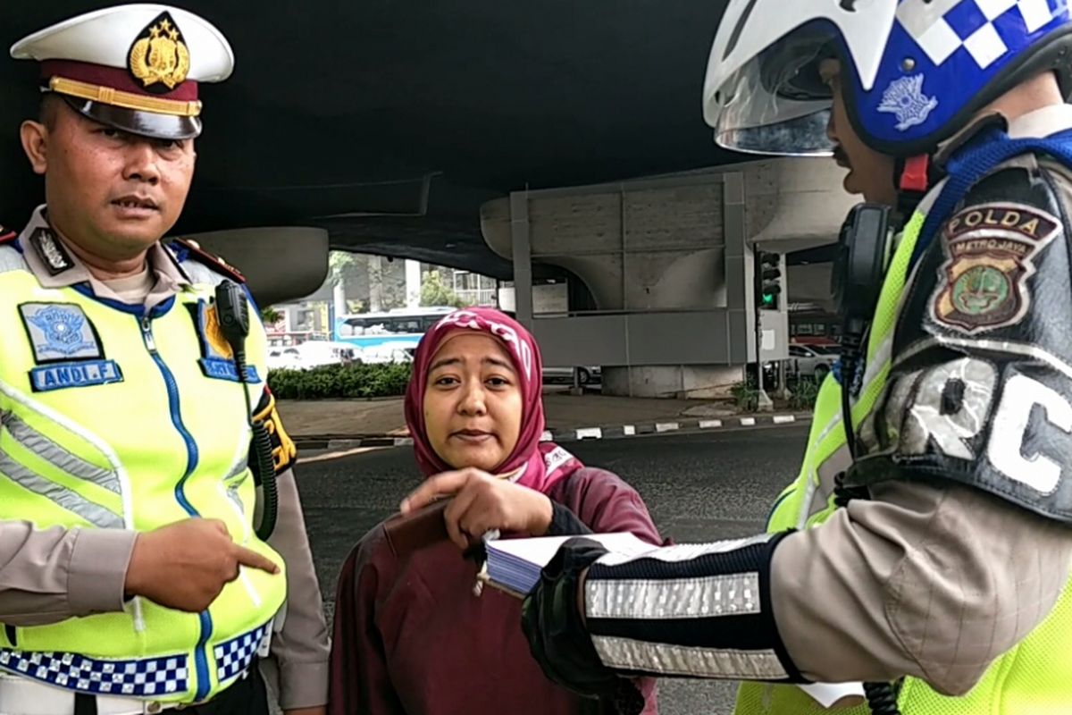 Seorang pelanggar ganjil genap di Jalan MT Haryono bernama Ade marah kepada polisi karena ditilang di kawasan ganjil genap, Rabu (1/8/2018).