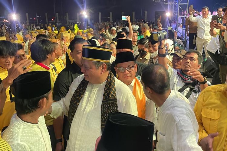 Ketua Umum Golkar Airlangga Hartato saat menghadiri acara Golkar Bersholawat di Lapangan Panahan Stadion Jalak Harupat Kabupaten Bandung pada Rabu (11/10/2023)