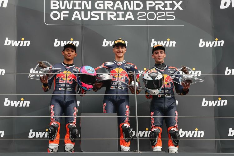 Pebalap Tanah Air Veda Ega Pratama (kiri) kembali mengharumkan nama Indonesia dengan naik podium di Red Bull Ring pada ajang Red Bull Rookies Cup, yang bertepatan dengan HUT RI ke-80 Minggu (17/8).