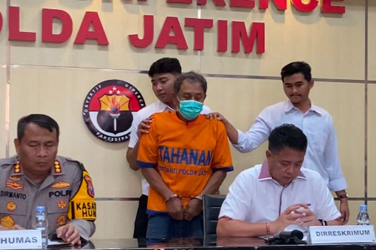 NK (60) tersangka dugaan kasus pencabulan di panti asuhan Surabaya melakukan aksi kejinya terhadap dua korban, Senin (3/2/2025)