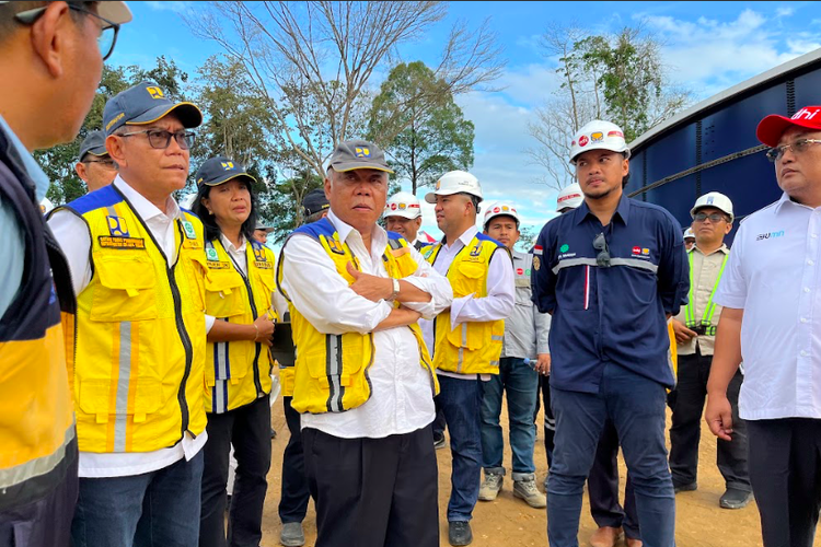 Menteri Pekerjaan Umum dan Perumahan Rakyat (PUPR) Basuki Hadimuljono saat mengunjungi reservoir Ibu Kota Nusantara, Senin (6/5/2024).