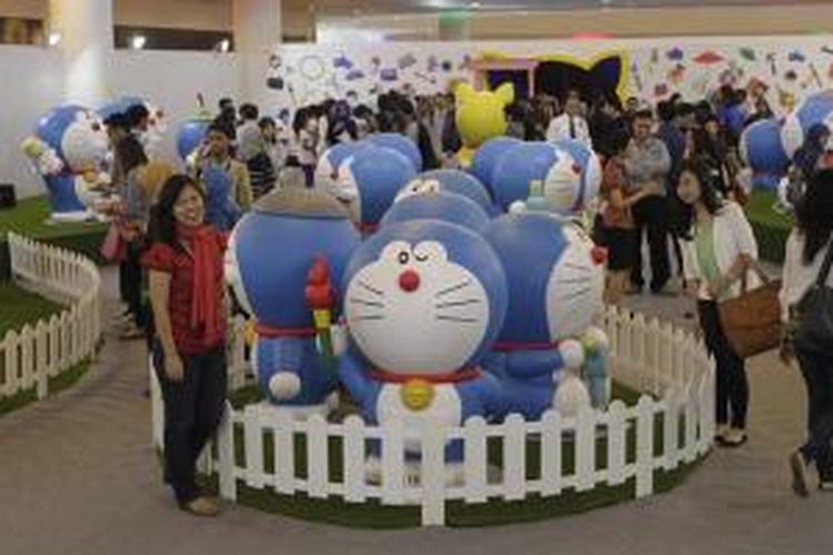 Pengunjung hadir dalam acara 'Doraemon 100 Secret Gadget Expo' di Ancol Beach City Mall, Jakarta, Selasa (2/12/2014). Pameran yang berlangsung selama 100 hari ini memamerkan 100 alat milik tokoh animasi kucing robot dari Jepang tersebut. Pengunjung dapat menikmati pameran dengan membeli tiket masuk seharga Rp 90.000 untuk usia 13 tahun ke atas dan Rp 55.000 untuk usia 5-12 tahun.