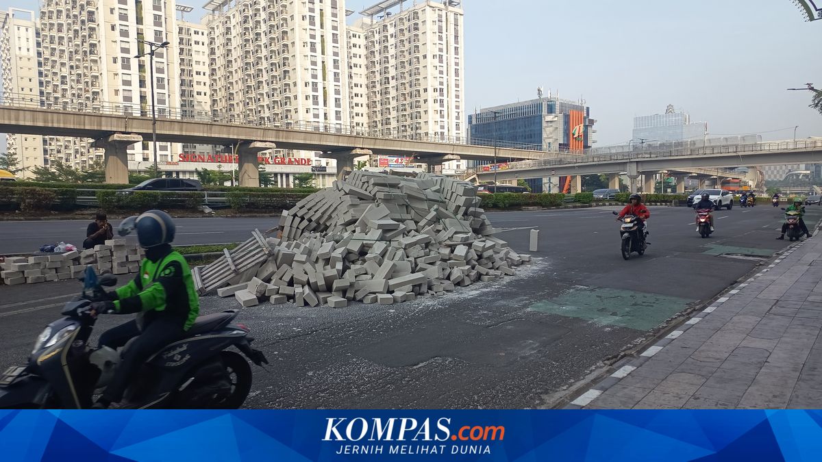 Truk Angkut 8 Ton Hebel Terbalik di MT Haryono Jaktim, Muatan Tutup Satu Lajur
