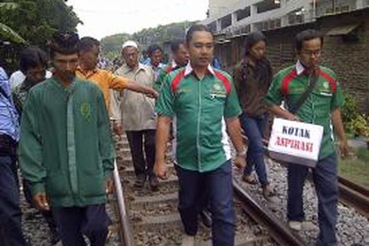 Anggota DPRD Jatim turun dapil sambil membawa kotak aspirasi.