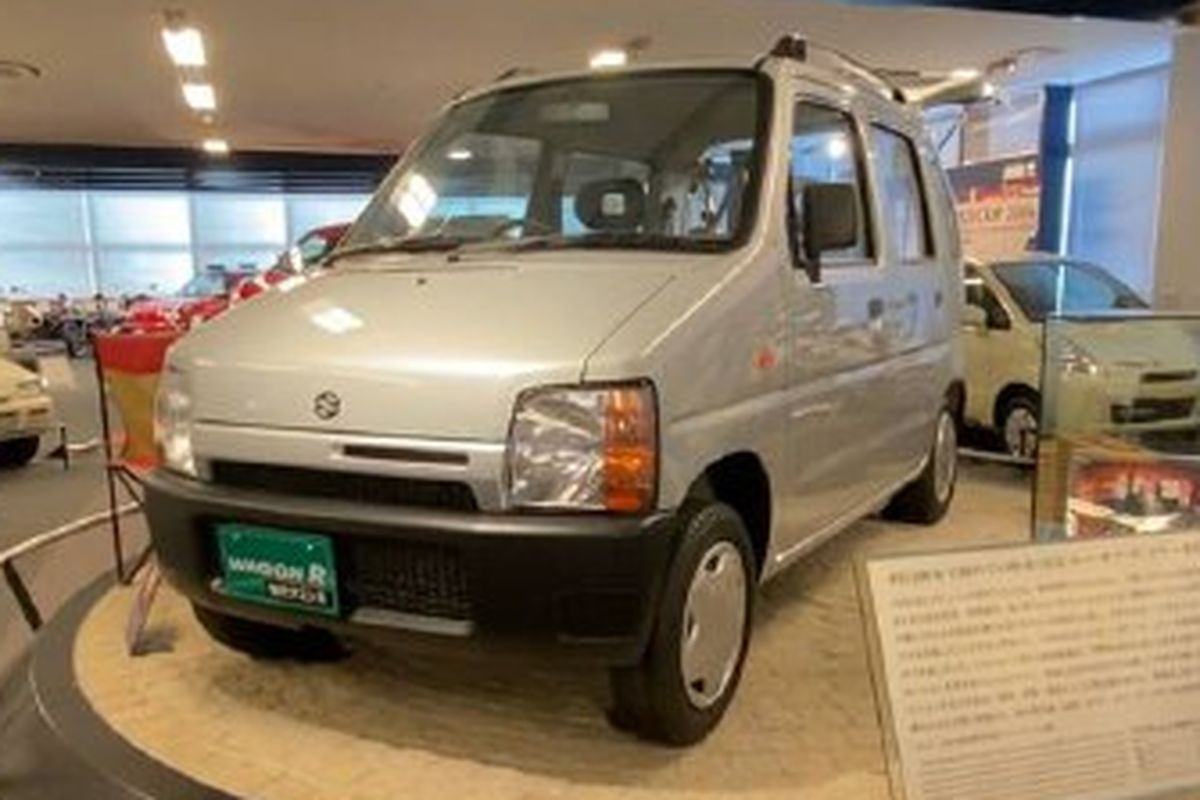 Suzuki Wagon R generasi pertama diproduksi 1993 di Jepang, mejeng di Museum Suzuki Plaza di Hamamatsu, Jepang.