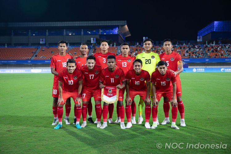 Timnas U24 Indonesia berpose jelang laga Grup F cabor sepak bola putra Asian Games 2022 vs Kirgistan di Zhejiang Normal University East Stadium, Jinhua, China, Selasa (19/9/2023).