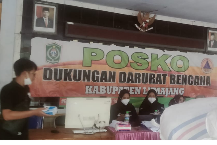 Posko relawan dari Kabupaten Kediri di Kecamatan Pronojiwo, Lumajang.