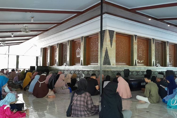 Para peziarah berdoa di cungkup Makam Sunan Kalijaga, Kelurahan Kadilangu, Kecamatan Demak, Kabupaten Demak. (KOMPAS.COM/NUR ZAIDI)
