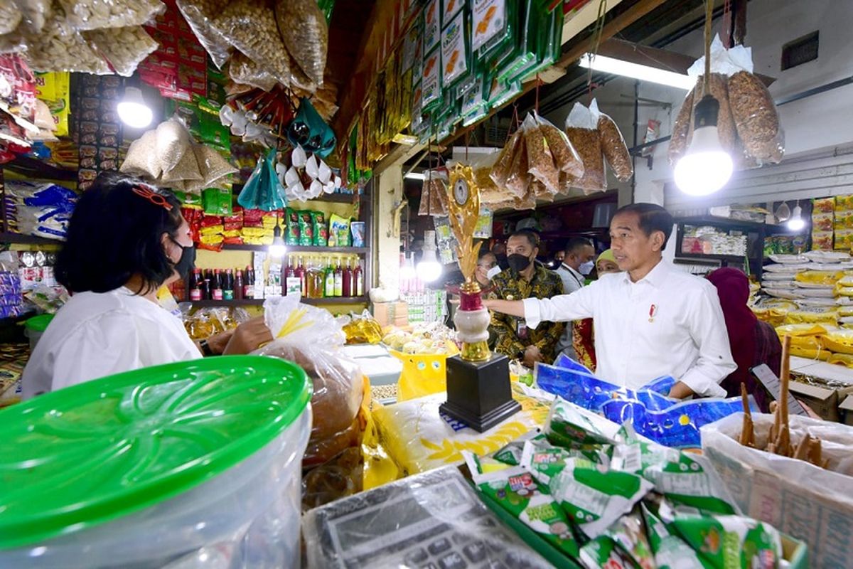 Presiden Republik Indonesia (RI) Joko Widodo (Jokowi) sedang melakukan operasi pasar di Pasar Wonokromo Surabaya untuk memastikan pasokan beras dan kebutuhan pangan lainnya berlimpah, Sabtu (18/2/2023). 