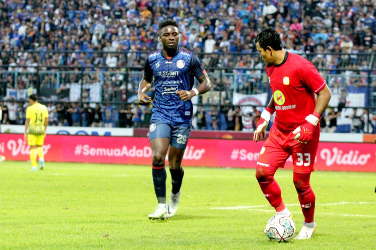Pemain baru Arema FC Abel Camara siap merebut bola penjaga gawang Barito Putera Joko Ribowo saat pertandingan babak 8 besar Piala Presiden 2022 yang berakhir dengan skor 0-0 dilanjutkan adu penalti 5-4 di Stadion Kanjuruhan Kepanjen, Kabupaten Malang, Sabtu (2/7/2022) sore.