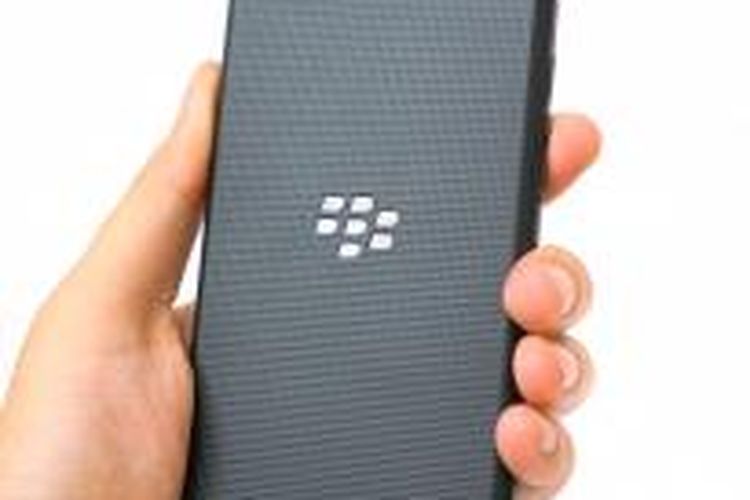 Tampak belakang BlackBerry Z3