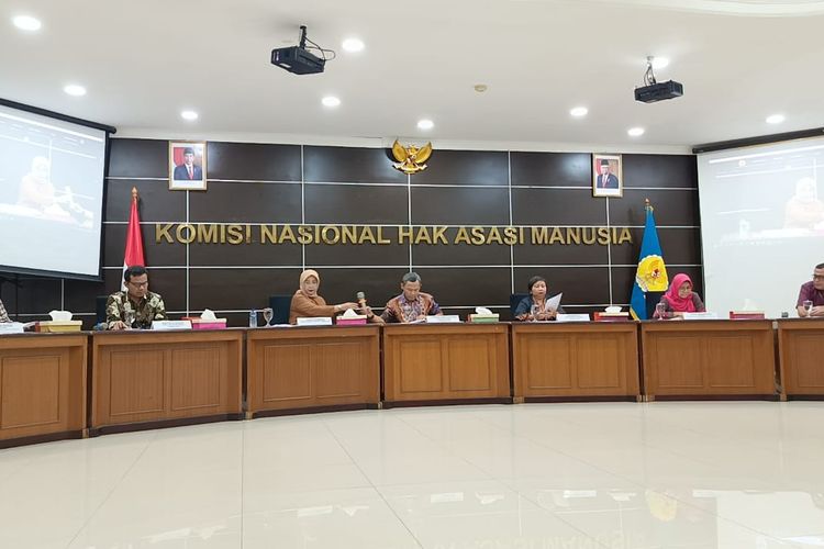 Komisi Nasional hak Asasi Manusia (Komnas HAM) meminta Presiden Joko Widodo (Jokowi) memastikan bantuan sosial (Bansos) yang digelontorkan pemerintah tidak digunakan untuk menguntungkan pasangan calon presiden dan wakil presiden (Capres-cawapres) tertentu, Selasa (6/2/2024).