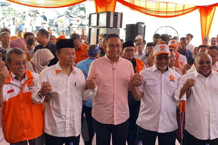 Capres Koalisi Perubahan untuk Persatuan (KPP) Anies Baswedan bersama Presiden PKS Ahmad Syaikhu, Wakil Ketua Majelis Syuro PKS Hidayat Nur Wahid, dan Sekjen PKS Aboe Bakar Alhabsyi di kantor DPP PKS, Jalan TB Simatupang, Jakarta Selatan, Sabtu (6/6/2023). 