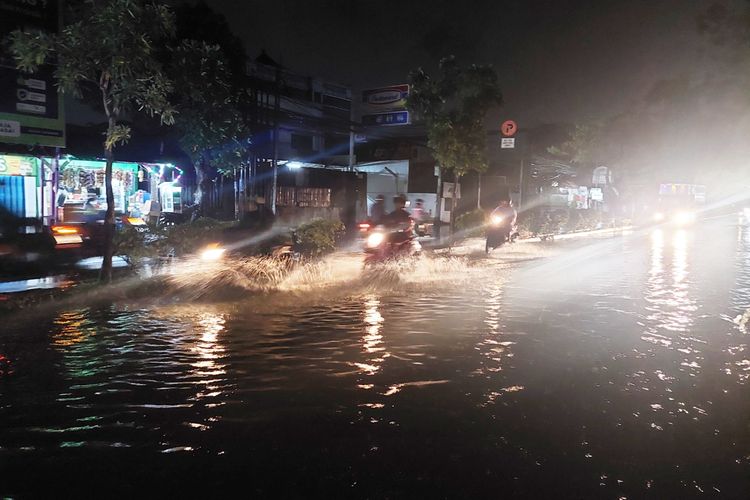 Suasana genangan air saat muncul di Jalan KH Hasyim Ashari, Cipondoh, Kota Tangerang, Rabu (11/5/2022) dini hari.