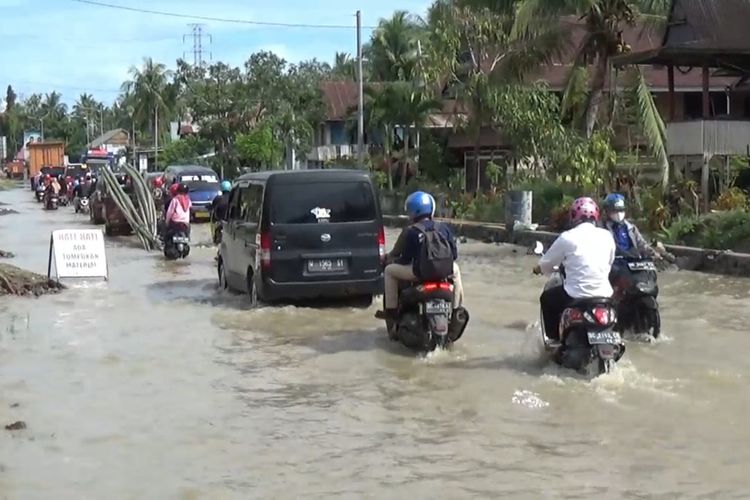 Sungai Matakali Meluap, Jalan Trans Sulawesi Terendam Banjir *** Local Caption *** Sungai Matakali Meluap, Jalan Trans Sulawesi Terendam Banjir