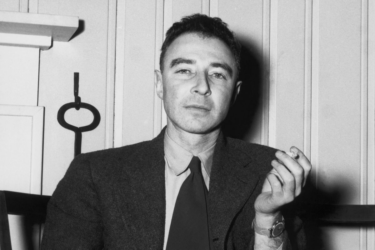 J. Robert Oppenheimer. Oppenheimer adalah bapak bom atom, penemu bom atom dunia.