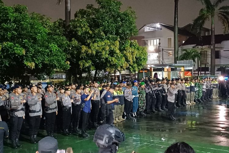 Malam-malam, 734 Personel TNI-Polri Sisir Preman di Jakbar