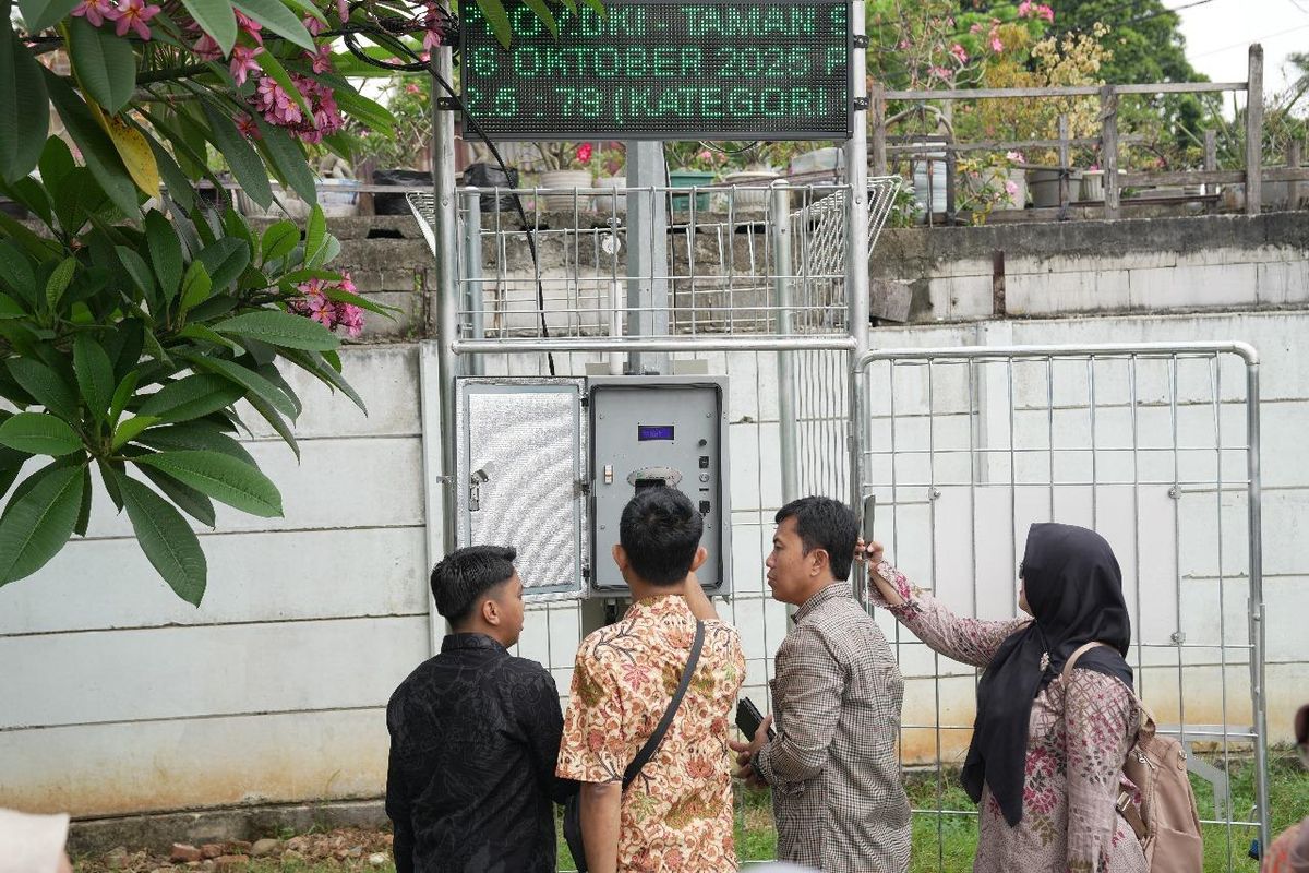 Petugas memeriksa SPKU di Jakarta. 