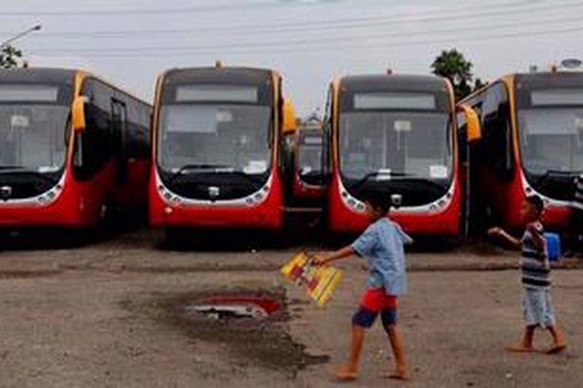 Sebanyak 23 bus Transjakarta, jenis bus gandeng, buatan Zhong Tong China menempati pool Transjakarta di Pesing, Jakarta, Rabu (12/12/2012). Rencananya Pemkot DKI Jakarta, total akan mengimpor sebanyak 66 bus gandeng dari China yang seluruhnya akan tuntas dikirim pada bulan Desember ini. Bentuk bus ini kaca depannya lebih lebar, dilengkapi atribut keselamatan seperti tabung pemadam kebakaran, palu pemecah kaca, dan CCTV.