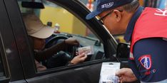 Hari Pelanggan Nasional, Hutama Karya Bagikan Ribuan Merchandise kepada Pengguna Jalan Tol