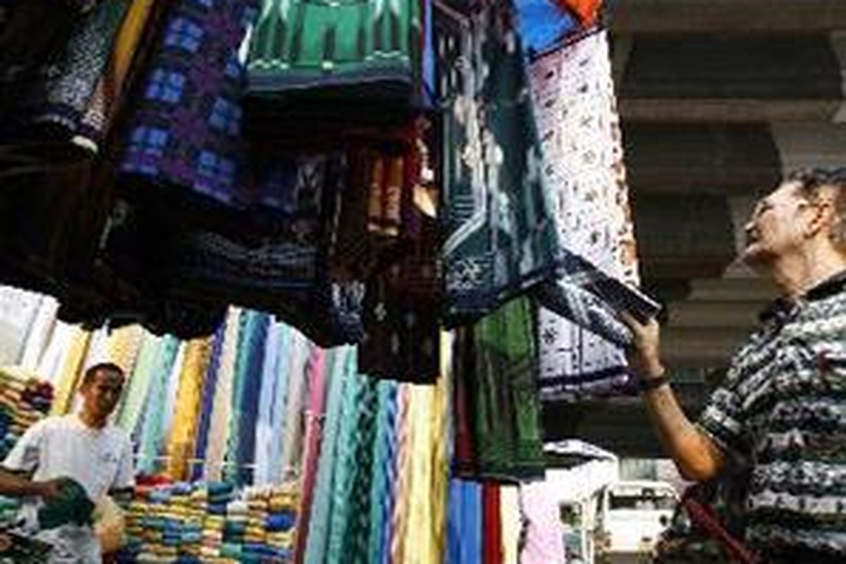 Pedagang sarung di Pasar Tanah Abang, Jakarta Pusat.