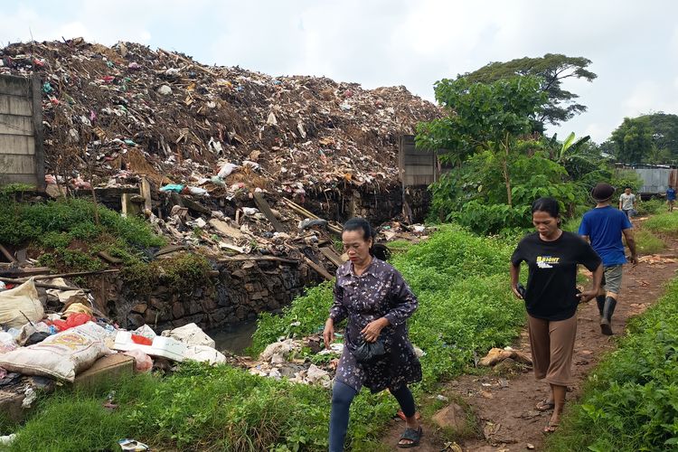 Tembok TPS Pasar Kramat Jati Roboh Belum Diperbaiki, Warga Khawatir Tertimpa Anak-anak