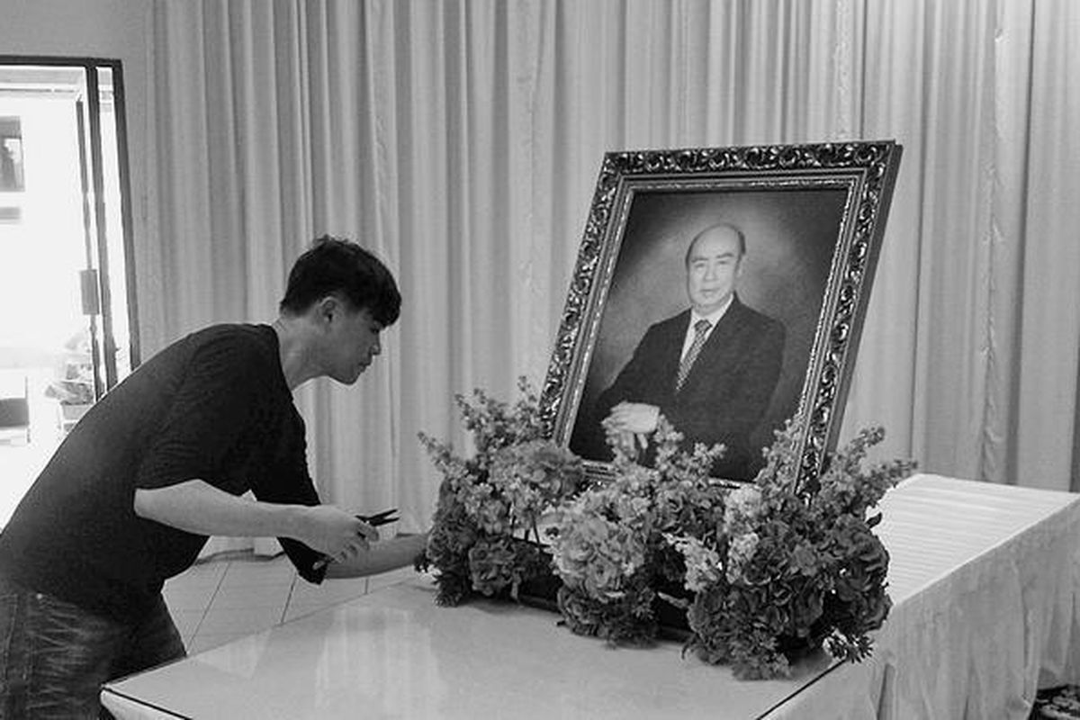 Petugas mempersiapkan persemayaman jenazah Liem Sioe Liong, Senin (11/6), di Mount Vernon Funeral Parlours, Singapura. Pendiri Grup Salim itu meninggal di Singapura, Minggu. Jenazah akan disemayamkan sepekan di rumah duka, lalu dikebumikan di Choa Chu Kang Cemetery, Singapura.