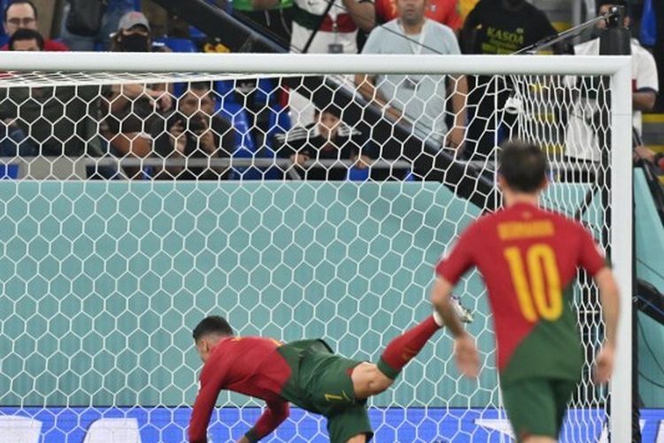 Kiper Ghana, Lawrence Ati Zigi, melakukan penyelamatan untuk menggagalkan usaha penyerang Portugal, Cristiano Ronaldo, dalam laga penyisihan Grup H Piala Dunia 2022 di Stadium 974, Doha, Kamis (24/11/2022). Artikel ini berisi klasemen Piala Dunia 2022.